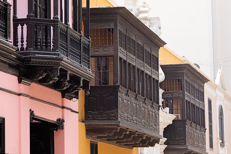 SustainHistory's tweet photo. The #BoxBalconies of #Lima
Balcones de cajón, or box balconies, reflect the stylistic trend of the 19thC, which covered the windows in glass
instead of the turned-wood #mashrabiya lattices of #AndalusiArab origin that had been popular since late 16thC
https://t.co/rwlUDZJDqu https://t.co/WKChuwJaCb