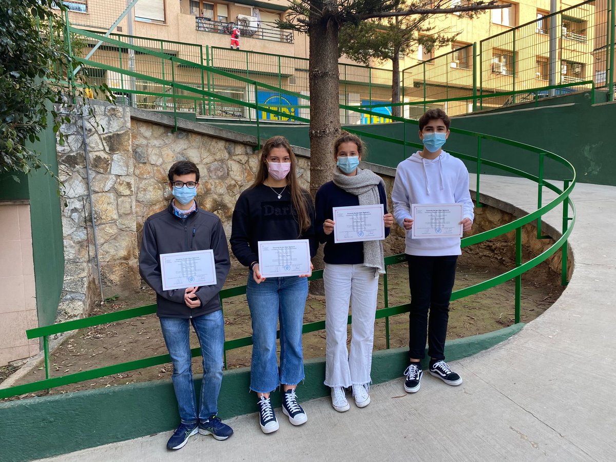 ¡Que gran noticia!
Albert Vellibre, Maria Pascual, Estela Garau y Marc Sintes han sido galardonados por la Conselleria d'Educació por sus excelentes expedientes académicos durante la fase de ESO.
El equipo docente quiere felicitarles públicamente por su esfuerzo y constancia.