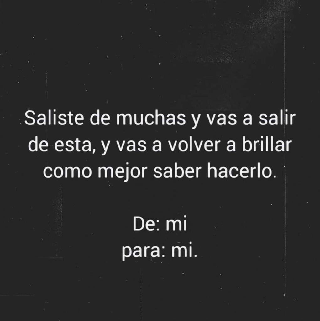 LibroOlvidado's tweet photo. ¡Por un 2022 lleno de luz! 🍷✨ https://t.co/3S70W4tcqb