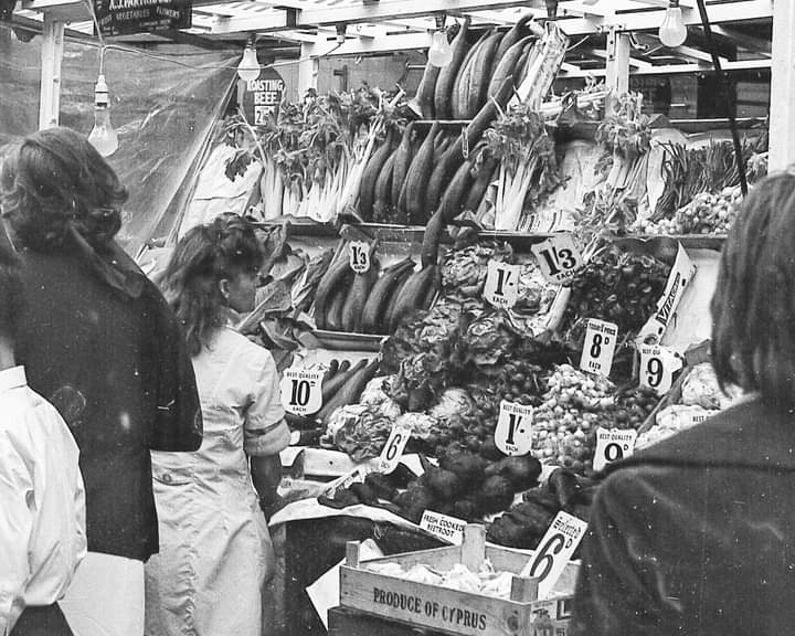 Ivycottagebaker's tweet photo. Here's a picture for all those poncy chef's who love the vibrant markets abroad. Pre EU &amp; supermarket domination. A reet proper British market stall with international produce #nostalgia #vintage #flashback #GreatBritain #thewaywewere #supportyourlocalmarket https://t.co/QbcvoxJcqB