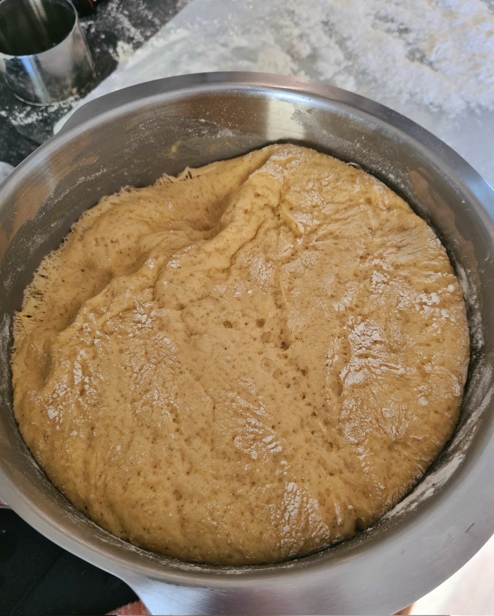 Opernjunkie's tweet photo. Zwischen #OperTopTen2021 werden, wie jedes Jahr an Silvester, noch Kräppelchen und Pfannkuchen (Shitstorm in 1...2...3...😉) gemacht😋 https://t.co/NeWLWqyFkC