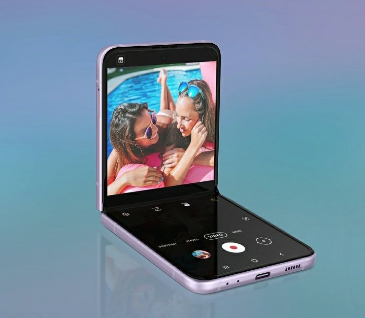 SamsungGlaxyPak's tweet photo. Turn your #GalaxyZFlip3 5G into a tripod with Flex mode and capture all your favourite moments hands-free. #UnfoldYourWorld #SamsungGlaxyPak https://t.co/s47tP4d7ZR