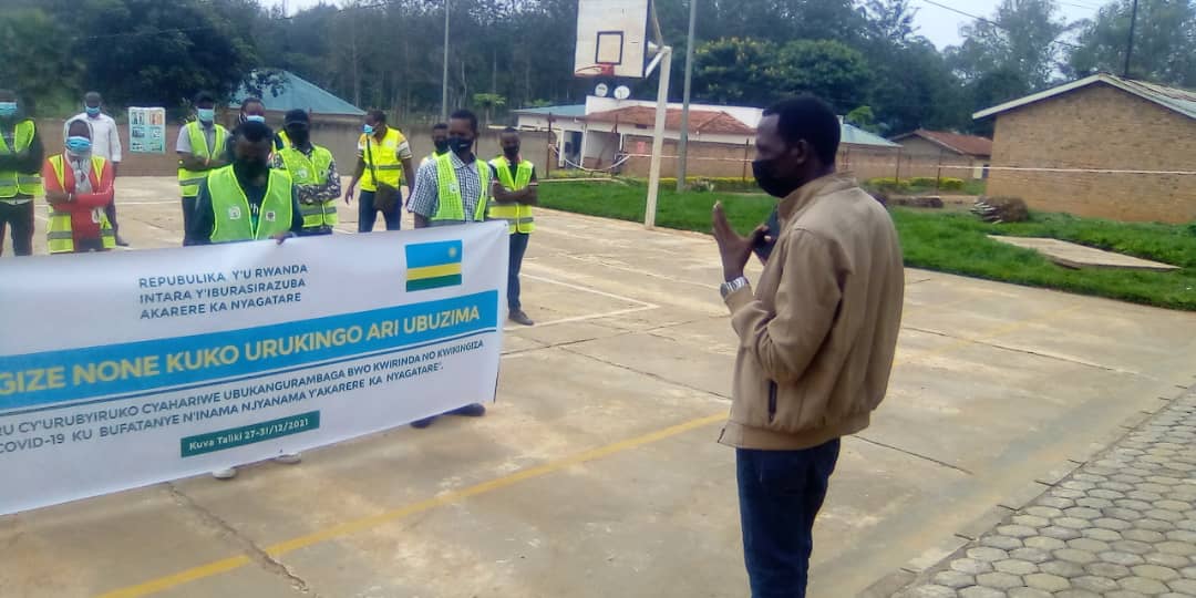 KATUREBEMoses2's tweet photo. Mu Karere ka Nyagatare #Urubyiruko kubufatanye n'Inama Njyanama y'Akarere ka Nyagatare bari mu gikorwa cyo gusoza icyumweru cyahariwe Ubukangurambaga ku #Kwikingiza no Kwirinda #COVID19 @NyagatareDistr @YouthCultureRW @RwandaEast @WKabagamba @NYCNyagatare https://t.co/pxCy0kRSF1