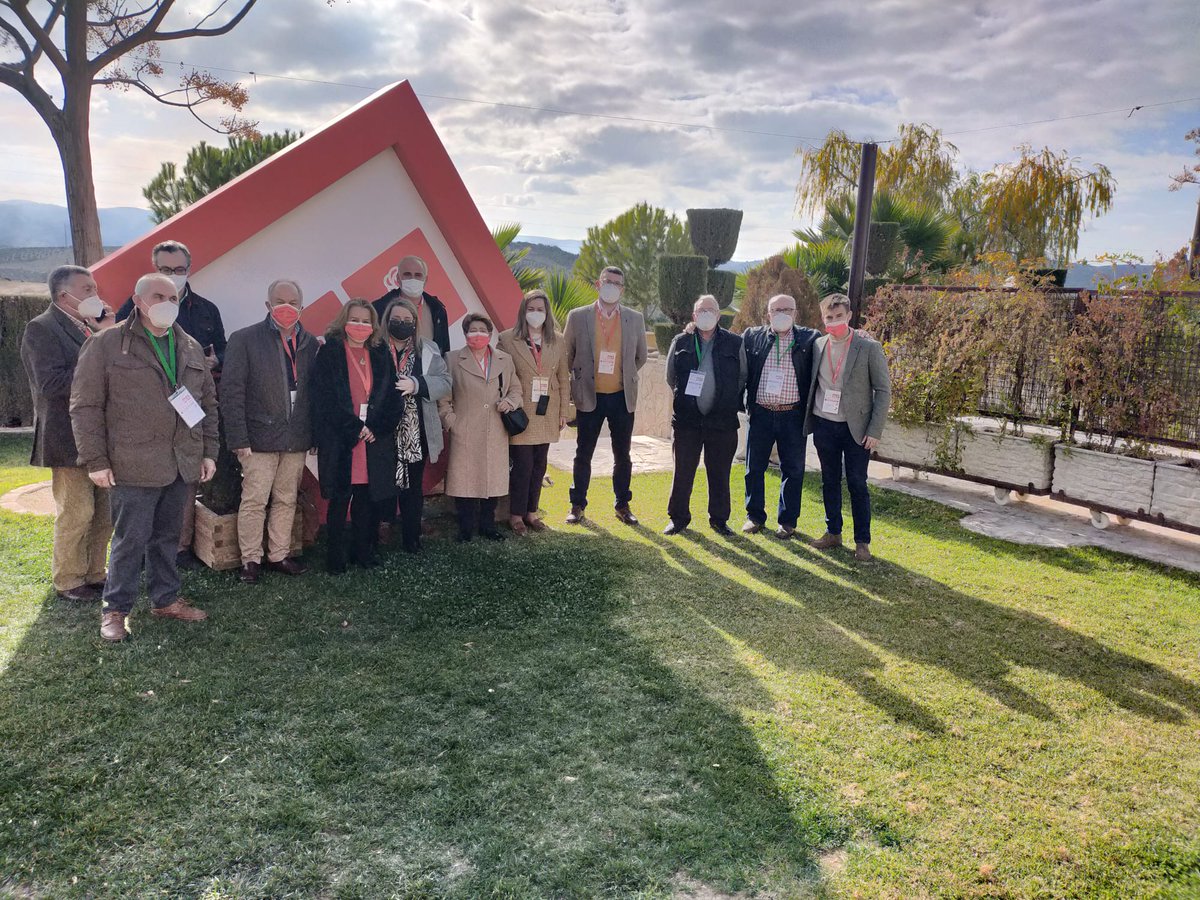 PsoeBaena's tweet photo. 🌹Desde el #PSOE de #Baena y #Albendin os queremos enviar nuestros mejores deseos y que 2️⃣0️⃣2️⃣2️⃣ venga cargado de nuevas #alegrías, mucha #salud, #igualdad y #justiciasocial.
Por último día del año, GRACIAS a las personas q componen esta gran FAMILIA SOCIALISTA.
FELIZ AÑO NUEVO‼ https://t.co/acJkHpQrob