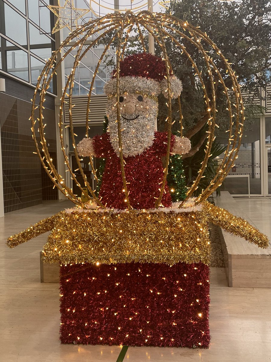 Yeni yıldan tek dileğim,eskisini aratmasın,yeni varyantlar yaratmasın,sevdiklerimizi elimizden almasın,hayallerimizi çalmasın,umutlarımızı eksiltmesin yeter.Mutlu yıllarrrr🎄🎉🎊