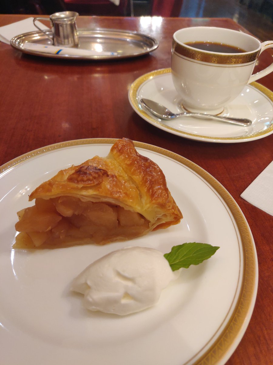 bk_beeeans's tweet photo. 2021年、最も記憶に残った喫茶店は、やはり銀座のトリコロールさんでしょうか。1番通ったお店かも。
回転扉を押して店内へ。気品溢れる空間でいただくモーニングやケーキ、コーヒーは格別です。2つのポットから注がれるカフェオレも必見。
来年もたくさん行きます☕️ https://t.co/3m38kNJOQM