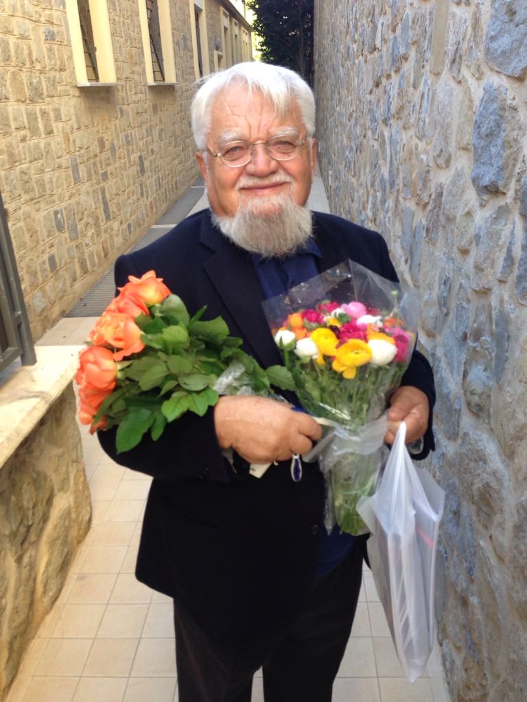 Amiche/i è cosa buona contare i giorni della propria vita
ma senza nostalgie del passato
senza rimpiangere nulla
vivendo il presente con adesione alla realtà
sempre stupiti per l’amore che viviamo
nella speranza di un anno nuovo senza solitudine e senza notte
Buon anno a tutti!