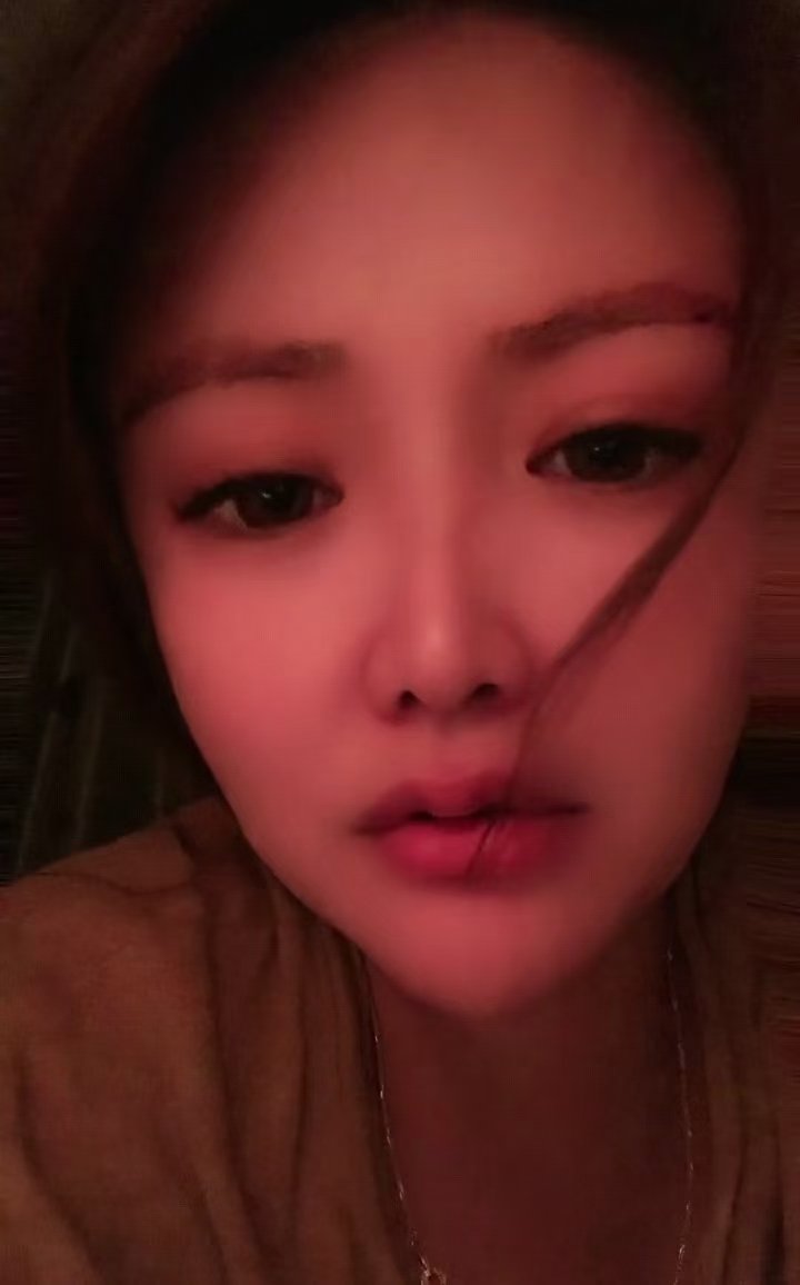 mei43597565's tweet photo. 跨年夜！闭关修炼第七天了好无聊……疫情赶紧过去��！好想出去嗨！谁来陪姐姐哦🤭🤭🤭抓狂[抓狂][抓狂][抓狂]
 #溜冰 #人妻 #翘臀 https://t.co/3tZrt2P9IF