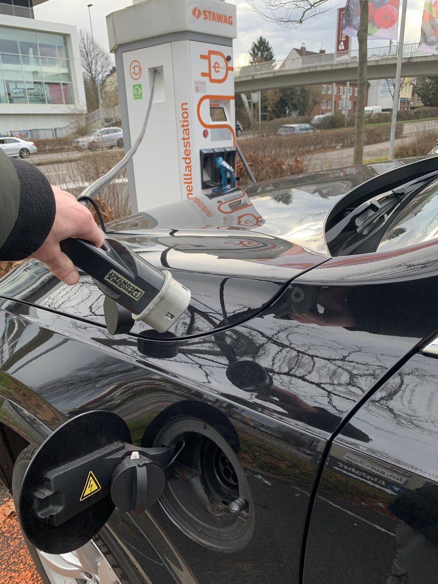 1 Säule 2 Plätze 3 vers. Stecker. Und dann auch noch zu kurze Kabel. Ist das die schlechteste Ladesäule der Welt, <a href="/StawagAachen/">STAWAG</a> ? #lol