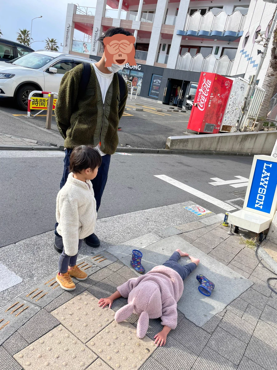 これぞ2歳！靴を脱いでイヤイヤ期の真っ最中！！