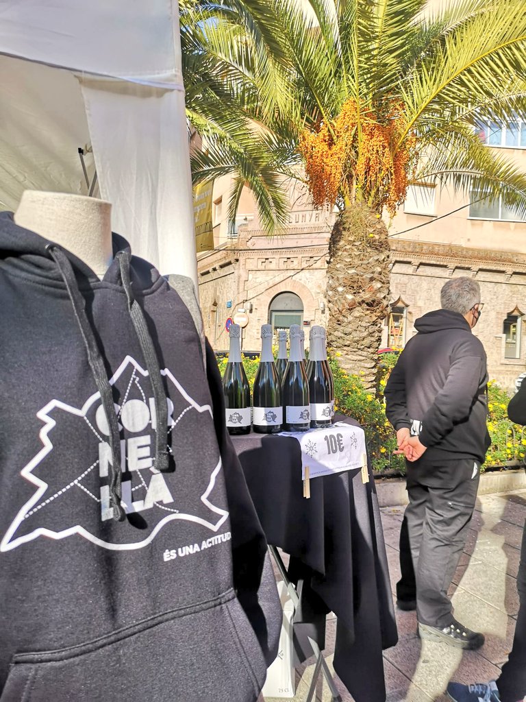 💥 Se nos están llevando el cava A CAJAS, peña. Aquí tenemos a Oriol custodiándolo fuertemente. 🧐
🌟 También tenemos el uniforme oficial de esta Nochevieja: nuestra sudadera con DO Cornellà. 
⌛Queda algo más de una hora, y chapamos. No te quedes sin tu 'kit' nocheviejil 👇🏻