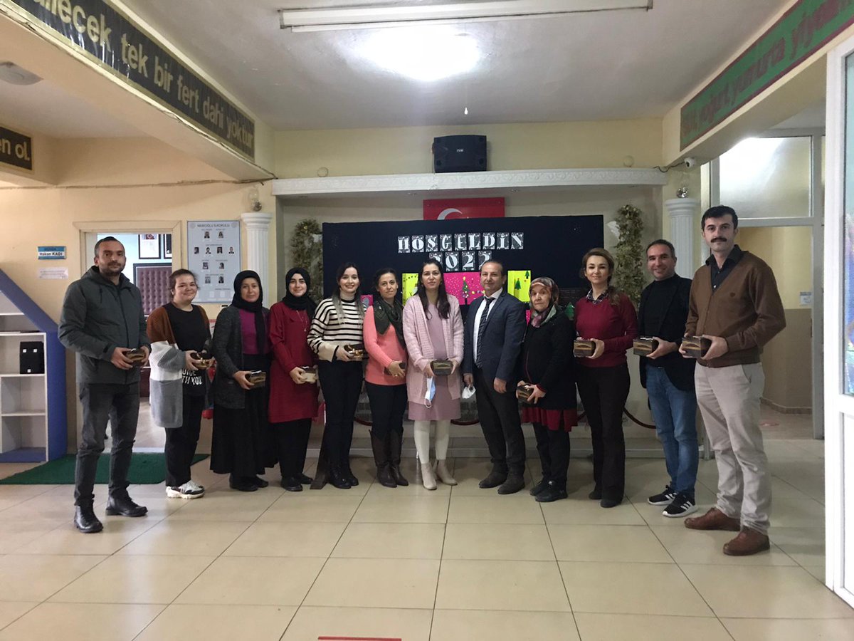 Hoşgeldin 2022. Okulumuzda tüm personel biraraya gelerek yeni yıla merhaba dedi. <a href="/hknkadi/">Hakan Kadı</a> <a href="/ismailbas67/">İsmail BAŞ</a> <a href="/zuleyhaaldogan/">Züleyha Aldoğan</a> <a href="/fatiherdalylmz/">Erdal Yılmaz</a> <a href="/Shandecebeci/">Selin Hande</a> <a href="/_1Melekk/">_Melek</a> <a href="/tayfundurhan/">tayfundurhan</a> <a href="/MunireYYildiz/">Münire YEŞİL YILDIZ</a> nebiogluilkokulu.meb.k12.tr/icerikler/hosg…