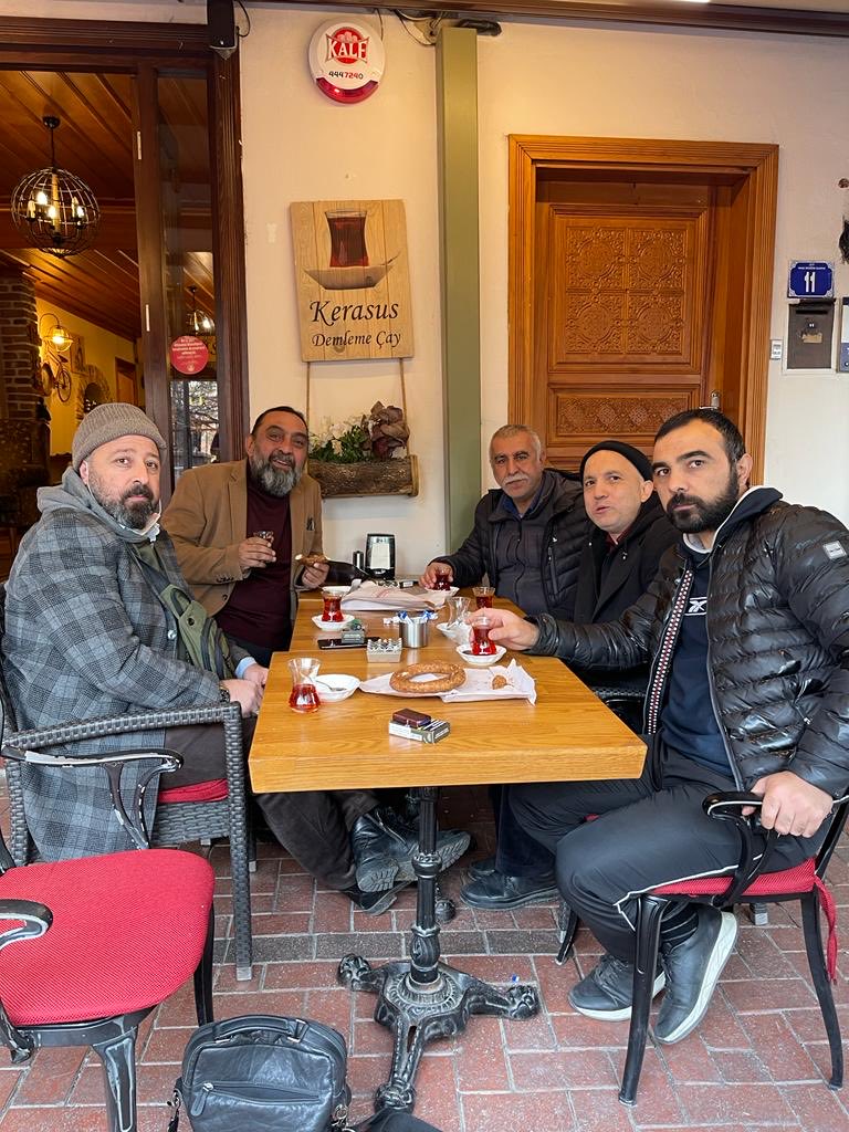 ahmetyenilmez's tweet photo. Adı ardında anılmıyorsa ölürmüş insan.
Senin adın dünya durdukça anılacak, yokluğun her geçen gün can acıtacak!
⁦@Doganoztaskin⁩ Başkan simitleri çayı hazırlamış yine gelenekleri ağırlıyor!
Mekanın cennet olsun.
#MuhsinYazıcıoğlu67Yaşında https://t.co/IaSuwfPAl3