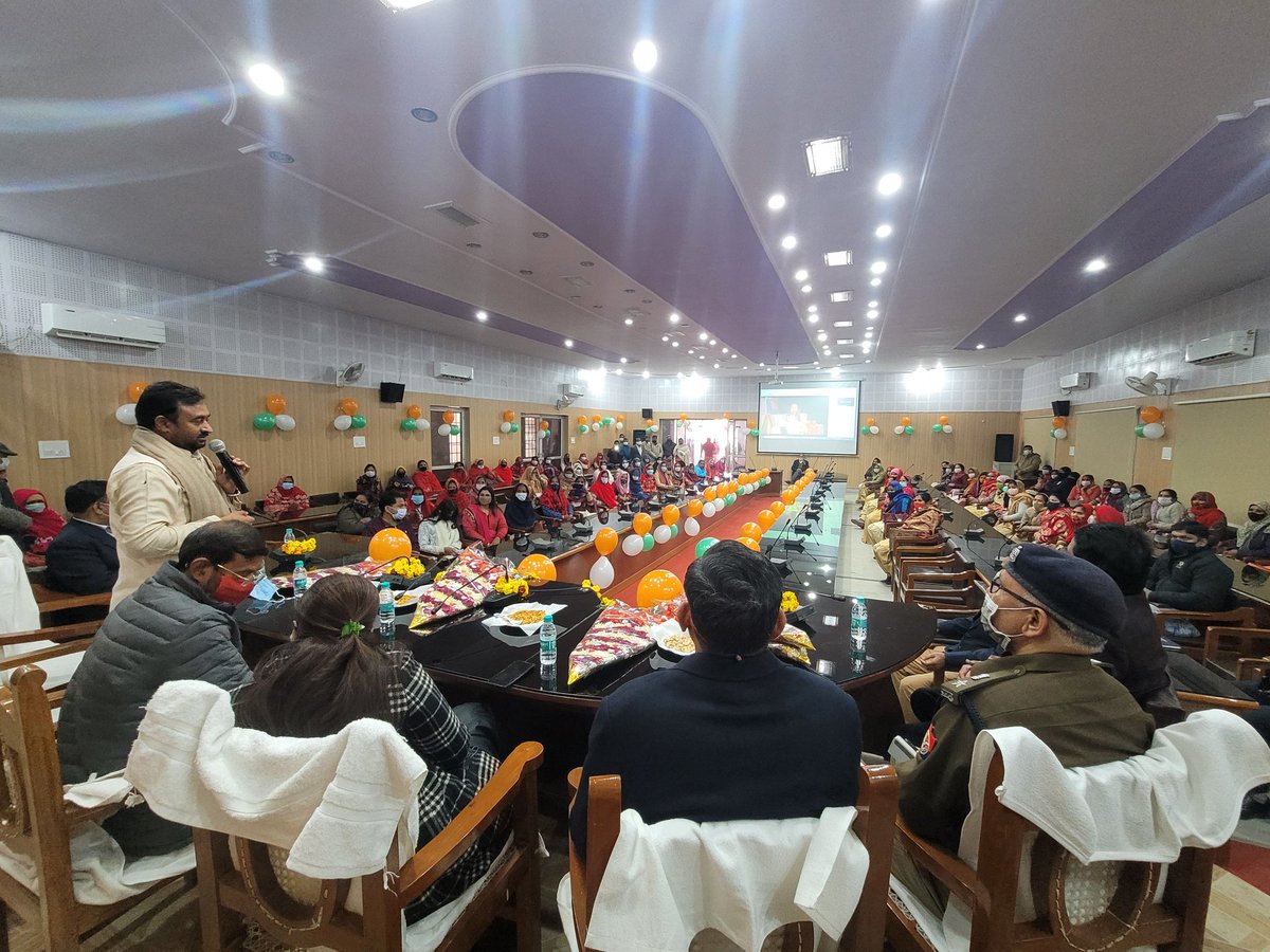 jksharmabjpbsr's tweet photo. आज मा०डॉ.भोला सिंह जी ने मा० #pm श्री @narendramodiजी के नेतृत्व मे@UPGovtके प्रयास से 80,000 आशा बहनो को'स्मार्टफोन वितरण अभियान कार्यक्रम मे संसदीय क्षेत्र की आशा बहनों को स्मार्टफोनो का वितरण प्रभारी मंत्री श्री@Ashokkatariya9व अध्यक्ष जिपं @DrAntulTeotiaजी के साथ किया
#mpbsr https://t.co/gCZa0p5RIi