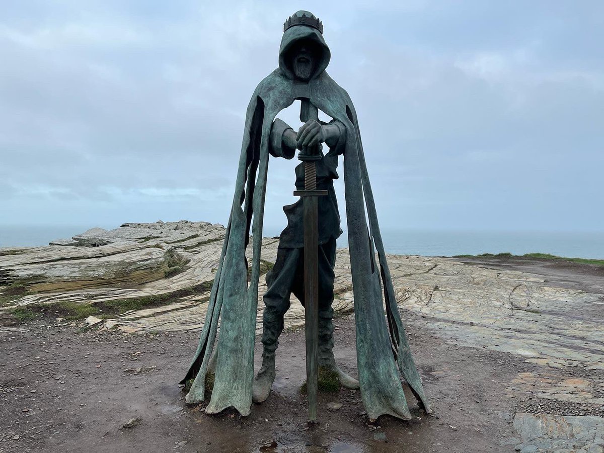 #kingarthur 🤴or #kingmark of #cornwall? 🤷‍♂️. One is a #legendary character, one less so 😉. Learnt a lot today about the history of #tintagelcastle, whether fact or fiction. Wonderful way to spend a morning on #newyearseve. #tintagel @EnglishHeritage #englishheritage