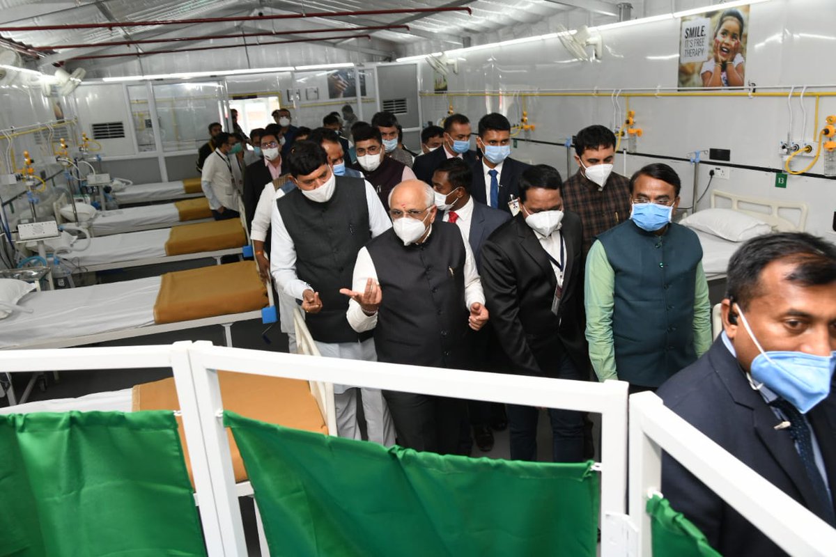 મુખ્યમંત્રીશ્રી ભૂપેન્દ્ર પટેલે આજરોજ કોરોનાની સંભવિત ત્રીજી લહેરનો સામનો કરવા માટે રાજકોટ સિવિલ હોસ્પિટલ પાસે ચૌધરી હાઈસ્કૂલ મેદાનમાં વિશેષરૂપે કાર્યરત કરવામાં આવેલ 100 બેડના ઇન્ડો-અમેરિકન પોર્ટેબલ હેલ્થ કેર યુનિટને ખુલ્લું મૂક્યું હતું તથા ઉપલબ્ધ સાધન-સુવિધાની માહિતી મેળવી હતી.