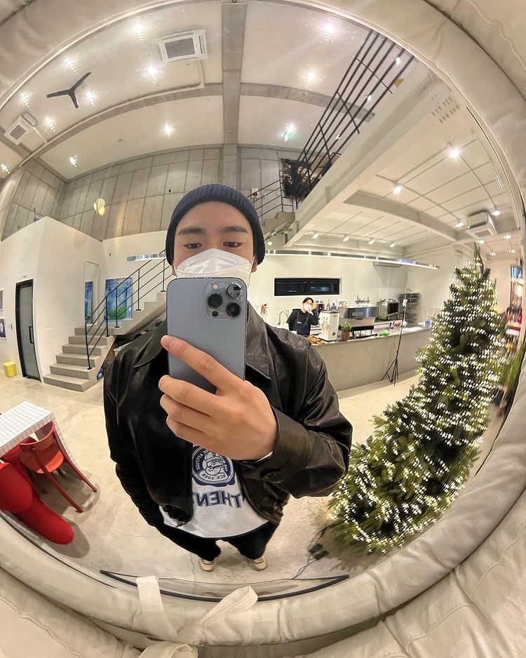 Es que jinyoung actualizando por el último dia de 2021😭😭

#Jinyoung <a href="/GOT7Official/">GOT7</a>