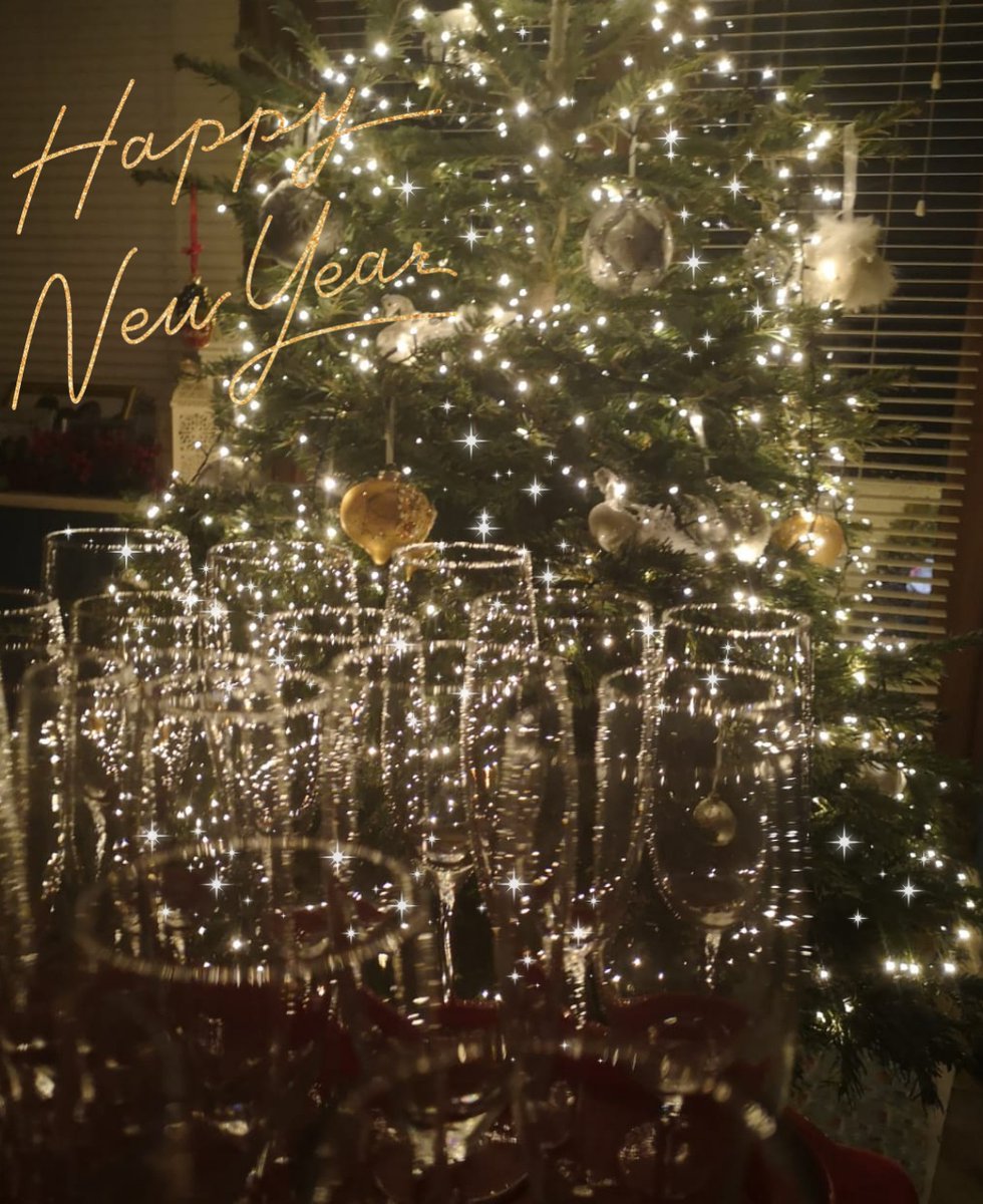 topofcoom's tweet photo. Due to high demand and Covid-19 guidelines we are completely booked up from 5pm today 

We are OPEN from 12 pm 
Food served  

We want to wish you all a Happy New year and we hope to see you all in 2022
#topofcoom #irelandshighestpub #irishpub #NewYearsEve https://t.co/t362WqBQ4t