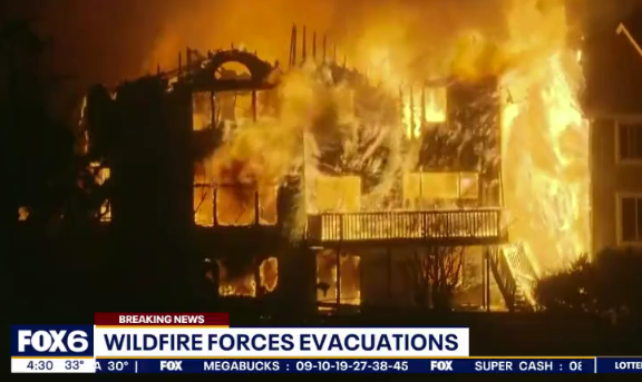 nikolajunewicz's tweet photo. #BREAKING OVERNIGHT: 'Apocalyptic' wildfires ravage Boulder, CO. At least 580 homes are destroyed, 30,000 people are evacuated, and six people are hospitalized. Crews believe it may have been sparked by a downed power line, then fueled by 105 mph winds. @fox6wakeup https://t.co/24bWT2P4Sc