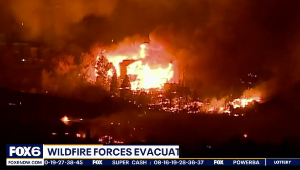 nikolajunewicz's tweet photo. #BREAKING OVERNIGHT: 'Apocalyptic' wildfires ravage Boulder, CO. At least 580 homes are destroyed, 30,000 people are evacuated, and six people are hospitalized. Crews believe it may have been sparked by a downed power line, then fueled by 105 mph winds. @fox6wakeup https://t.co/24bWT2P4Sc
