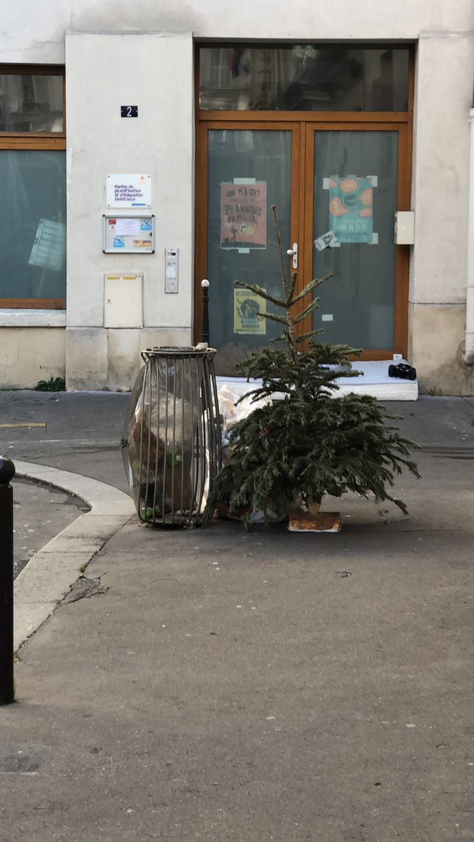 Romain_Herreros's tweet photo. La saison « je jette mon sapin n’importe où comme un sagouin » a officiellement démarré à Paris https://t.co/gEfECLub1l
