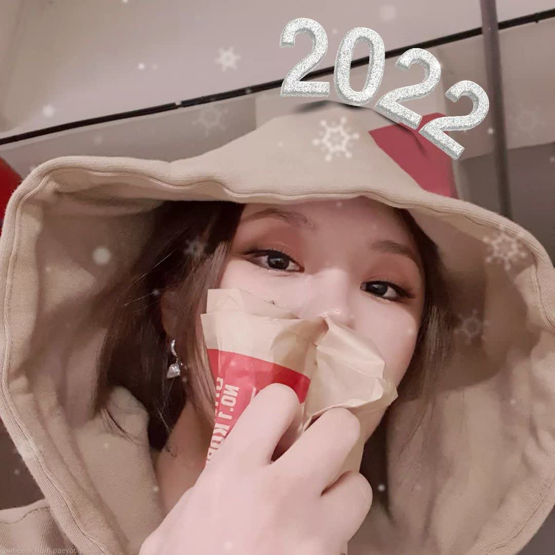 lunaestreIIad0s's tweet photo. [wheein_from.paeyong IG]
——
#마마무 #휘인
@THEL1VE_LABEL
[#LastDayOf2021PaeyongPaeyong!]
Hello. This is #BehindWheeind in charge Paeyong !👊🏻 HapWhee New Year🎉 Moomoos~ Tomorrow's the start of a new year! Have you spents your year end warmly just like fish cake soup?🍢 https://t.co/KKGJuK3ONH