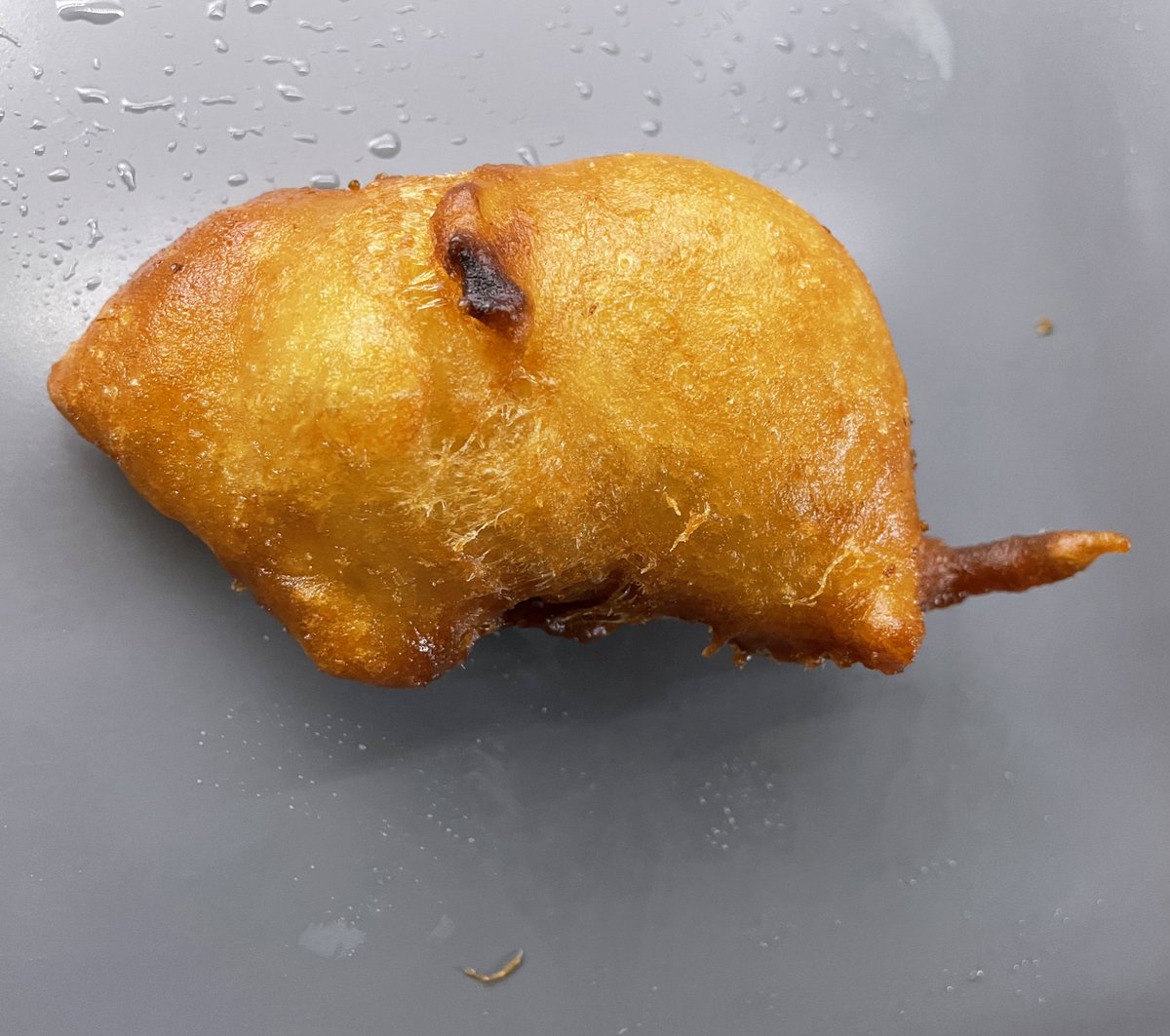 caetje's tweet photo. De oliebollen zijn weer gebakken. Deze lijkt net een varkentje #oliebol #varkentje #oudennieuw #beestje https://t.co/vuLCVSNHpm