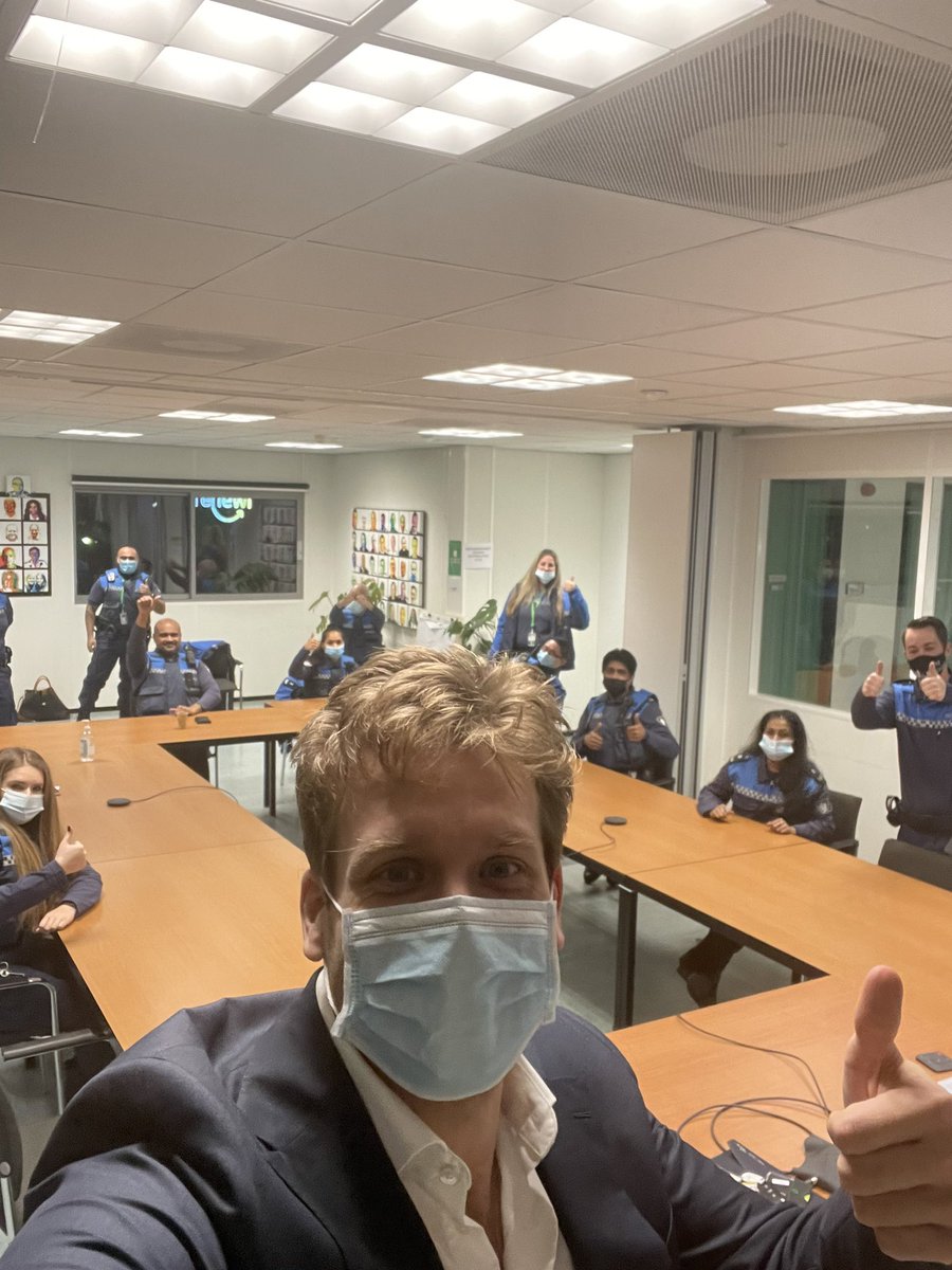 Net bij de briefing van @HandhavingZ_010 geweest. Een hele fijne dienst aan alle collega’s van #handhaving en aan alle andere hulpverleners die vanavond de straat op gaan 🙏! Stay safe!