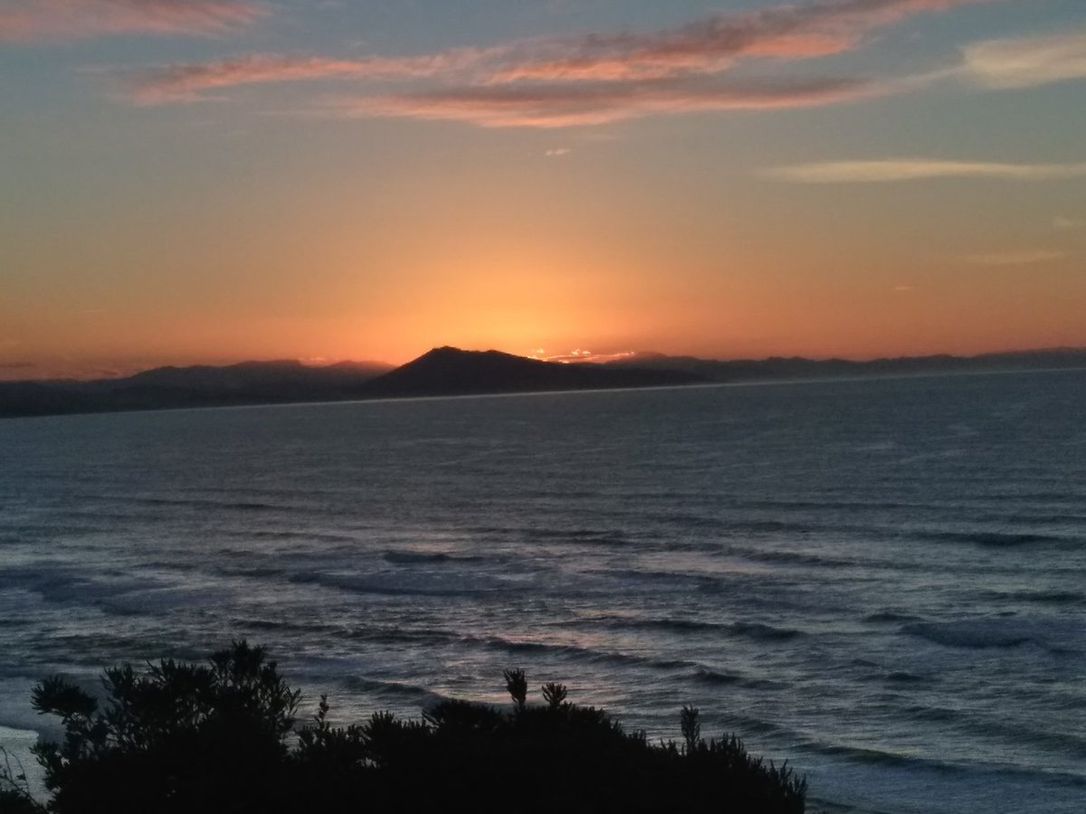 djinnnn19999's tweet image. Sinon , voilà le dernier couché de soleil de l'année 2021 sur nos montagnes #Basque vue de la #cotedesbasques à #biarritz  😘