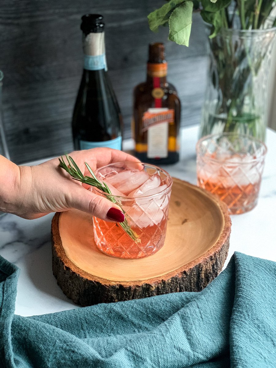 nomastehungry's tweet photo. Happiest New Years to all of you ✨🥂 Make this insanely easy New Years cocktail and enjoy a cozy night in:

Prosecco
Cointreau
Ginger ale
Cranberry

#cocktail #nomastehungry #NewYearsEve #NewYears #drinks #CheersToYou https://t.co/NDwXRXddVX