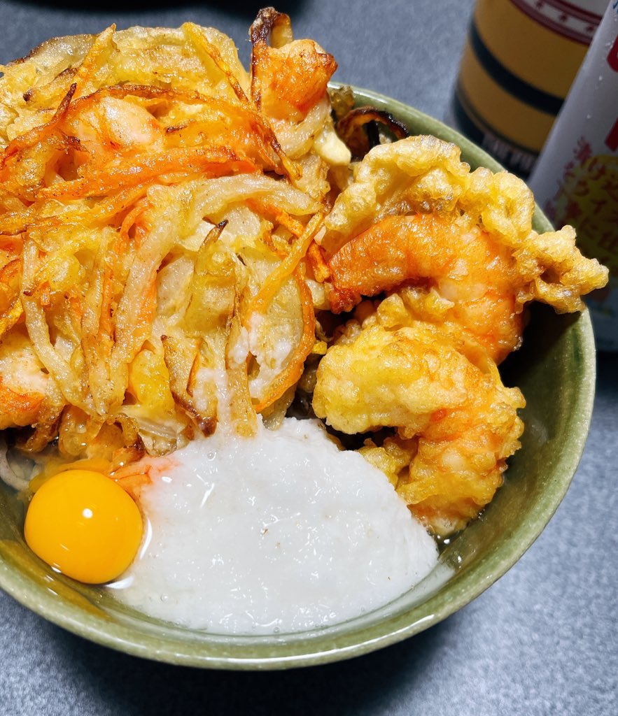 iori_MakeS's tweet photo. あけましておめでとうございます！今年はもう少し浮上頻度上がればいいなと思いつつもたぶん変わらずなので、ゆるっと楽しもうと思います😌
今年1発目のスクショも半目でした。可愛い顔も載せるから許せ。
あ、カリムは無事天井です😇ほんで天ぷら初めて作った。そんな年越し。 https://t.co/Pr7OJN97vx
