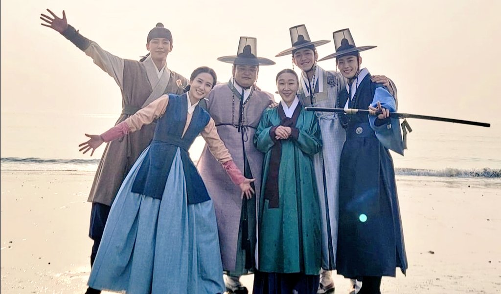 kirigoeblue_'s tweet photo. La "familia" está para apoyarse, aconsejarse, cuidarse unos a otros y no es necesario tener lazos de sangre para considerarse una 🫂💜

Cierro el año con mis favoritas, las que se robaron mi corazón para siempre y nunca más lo devolvieron.

#HDL #R1988 #MTH #TKA https://t.co/wfVbkVBFJU