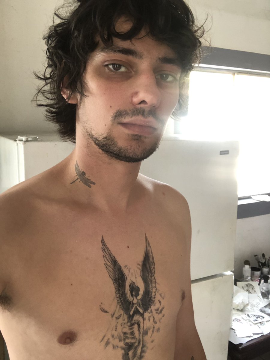 Quanto que eu tenho que pagar pra namorar o Devon Bostick?