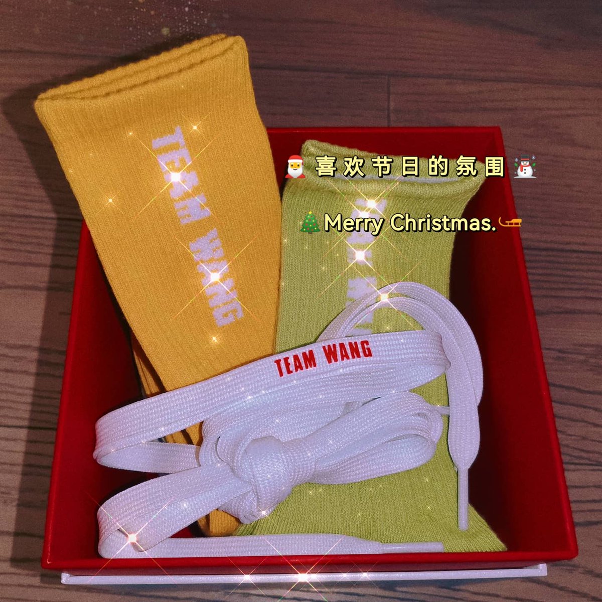 Eeeeellaaa's tweet photo. I forgot to post it！😲 
thanks for the gift！
love u forever❤️
@JacksonWang852 
@teamwangdesign_ 
#TEAMWANGChristmas 
#JacksonWang https://t.co/0GTkIUGx5S
