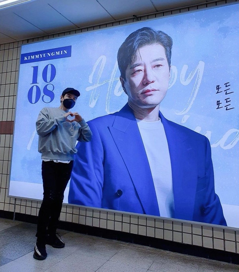 KimmyungminTH's tweet photo. ✨ สุขสันต์วันปีใหม่ 2️⃣0️⃣2️⃣2️⃣ นะคะเพื่อนๆทุกคน ✨

🤍 ขอบคุณเพื่อนๆทุกคนมากที่ติดตามคิมมยองมินอปป้าและทางบ้านจนถึงตอนนี้
🤍 ในปีหน้าและปีถัดๆไปทางทีมแอดมินจะพยายามอัพเดตข่าวสารและเรื่องต่างๆเกี่ยวกับคิมมยองมินอปป้าอย่างสุดความสามารถเลยค่ะ

#KMMTH #김명민 #KimMyungmin https://t.co/qD6TLnlcbd