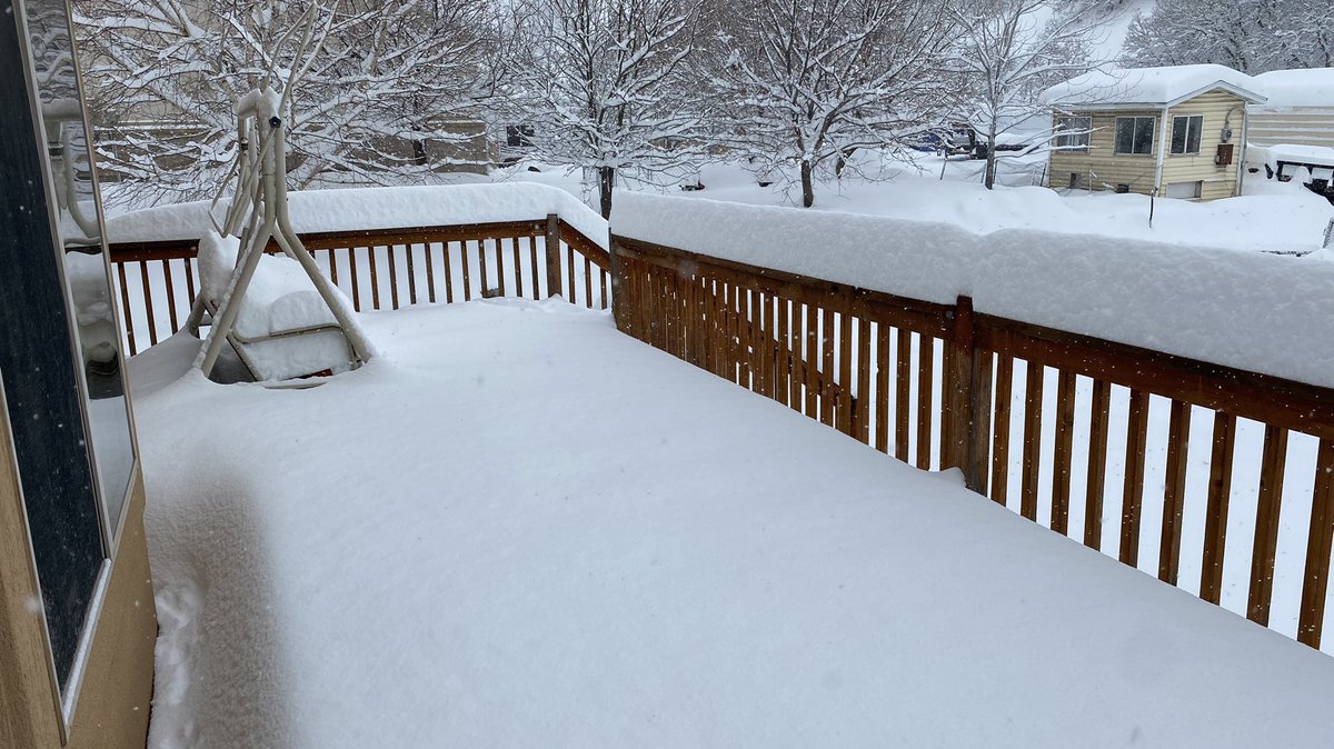tracylofthouse's tweet photo. Snow started at around 10 pm last night here in Elk Ridge. Here we are almost 12 hours later. @NWSSaltLakeCity #utwx https://t.co/4jI6Yx3JUg