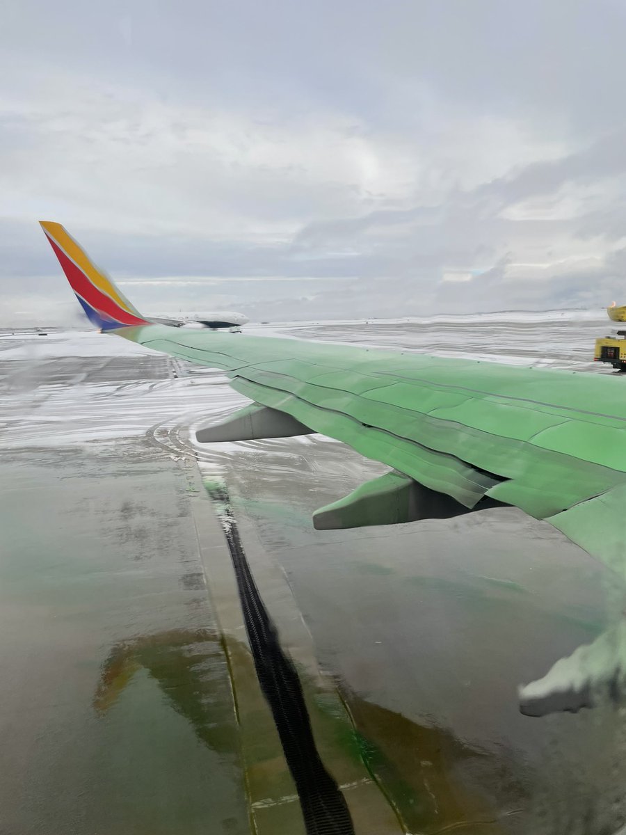 The wildest defrost job I’ve ever witnessed. <a href="/SouthwestAir/">Southwest Airlines</a>