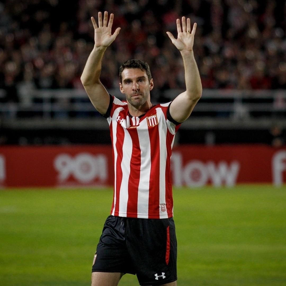 mauroboselli's tweet photo. Después de un 2021 muy difícil en lo personal, terminarlo de esta manera es lo mejor que me pudo haber pasado.
Gracias @EdelpOficial por confiar de nuevo en mi. Les prometo dejar la vida por los colores y que el 2022 sea un año lleno de éxitos!!!
Vamos Pincha Carajo!!!🇦🇹❤️ https://t.co/vL1pzBp1Bp