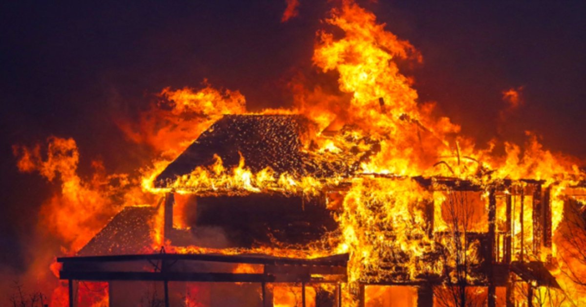 xarxaforestal's tweet photo. Increible devastación provocada ayer por el #MarshallFire #USA
Más de 500 casas destruidas y 30.000 personas evacuadas es el saldo de varios incendios fuera de control por fuertes vientos en el estado de #Colorado https://t.co/0QIvttzNZA