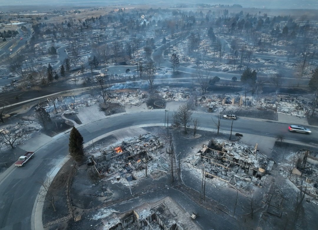 xarxaforestal's tweet photo. Increible devastación provocada ayer por el #MarshallFire #USA
Más de 500 casas destruidas y 30.000 personas evacuadas es el saldo de varios incendios fuera de control por fuertes vientos en el estado de #Colorado https://t.co/0QIvttzNZA