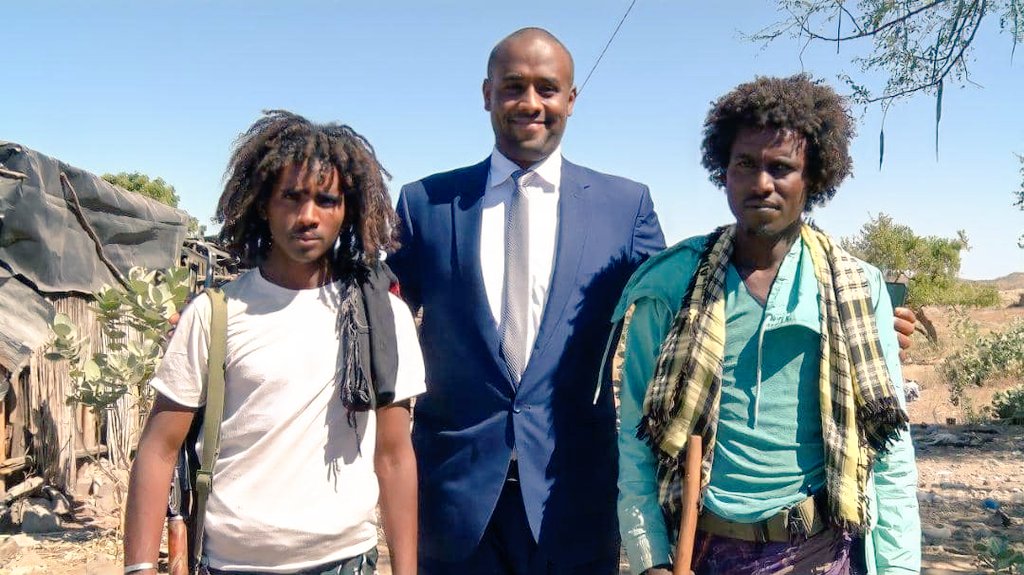 oromiavoices49's tweet photo. ታሪካዊ ጥላታችንን ግብፅን ጨምሮ የአረቦችን ዲፕሎማሲ ገትሮ የያዘለን ድንቅ ኢትዮጵያዊ ጀግና ወታደር  ከአፋሮቹ የኢትዮጵያ ምድራዊ ድሮን ጋር ✊️🇪🇹

 ክቡር መሐመድ አላሩሲ 👏🇪🇹✊️ https://t.co/sWoakLh08K