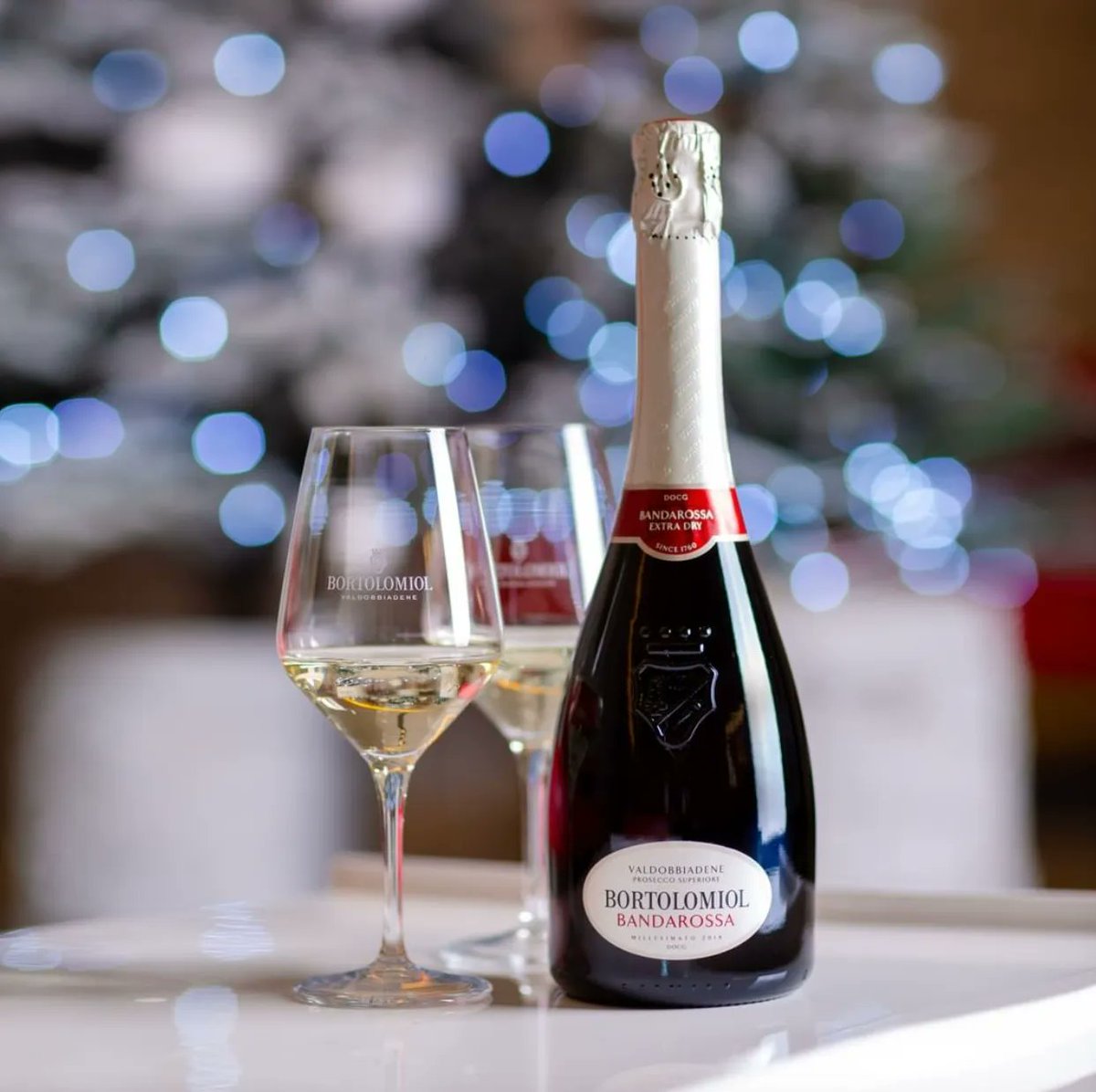 RizzoliProsecco's tweet photo. We are just hours away from New Years... how quickly has this year gone?🥂 We are celebrating by thanking everyone who has popped in and supported us this year - staff, customers, family and friends! Snapped a pic? Tag us @cafferizzoli #cafferizzoli https://t.co/Vs30ng6rTc