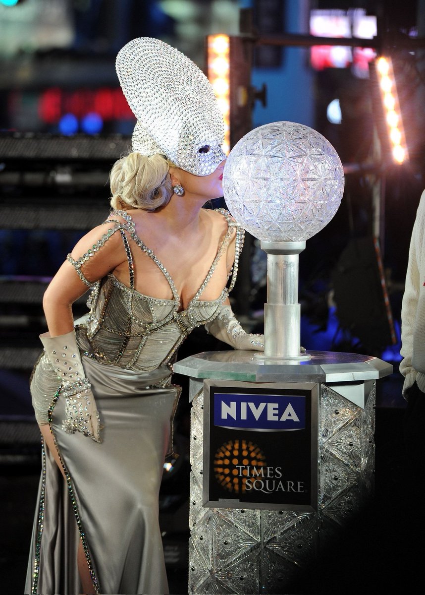 lgagavision's tweet photo. lady gaga at new year's eve ball drop in times square (2011) https://t.co/VHUhNUFcNc