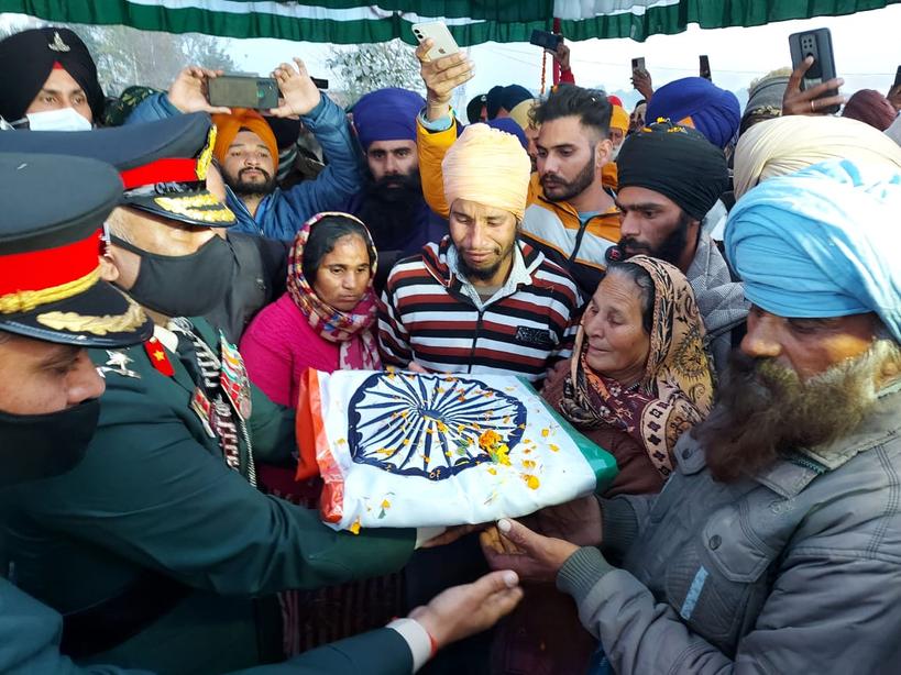 #LastRites of #Braveheart Lance Naik Jasbir Singh, 19RR, 39 FIELD REGIMENT performed at his native place  #VainPoin #TarnTaran. #WesternCommand salutes the supreme sacrifice made by the braveheart.
<a href="/adgpi/">ADG PI - INDIAN ARMY</a>