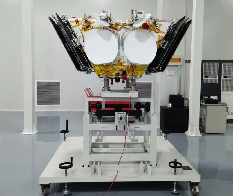 ActuSpatiales's tweet photo. 🛰️🇨🇳 - #Commsat, basée à Pékin, a publié le design d'un satellite de 220 kg possédant un système de propulsion. Ce modèle pourrait être utilisé dans le cadre d'un plan de méga constellation chinoise en orbite. (@AJ_FI) https://t.co/9PSW2vKlkF