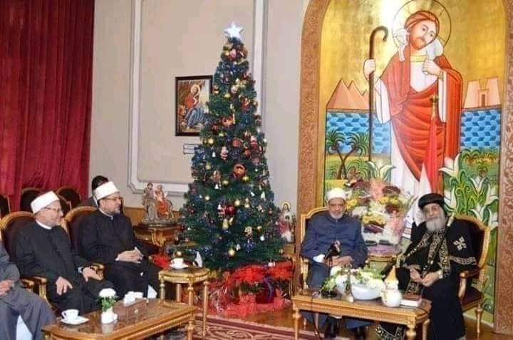 هؤلاءهم شيوخ الأزهر والأوقاف
أجهل من الحمير
رعاع أزهريون ذهبوا للكنيسة ليهنئو النصارى بعيدهم
 (عيد ميلاد الرب)المصلوب على خشبة
ولما جاء وقت الصلاة قامو للصلاة
التي تحتوي الفاتحة والتي تنتهي بقوله عز وجل:(غير المغضوب عليهم ولا الضالين)وهم اليهود والنصارى والجهال خلفه يقولون آمين.