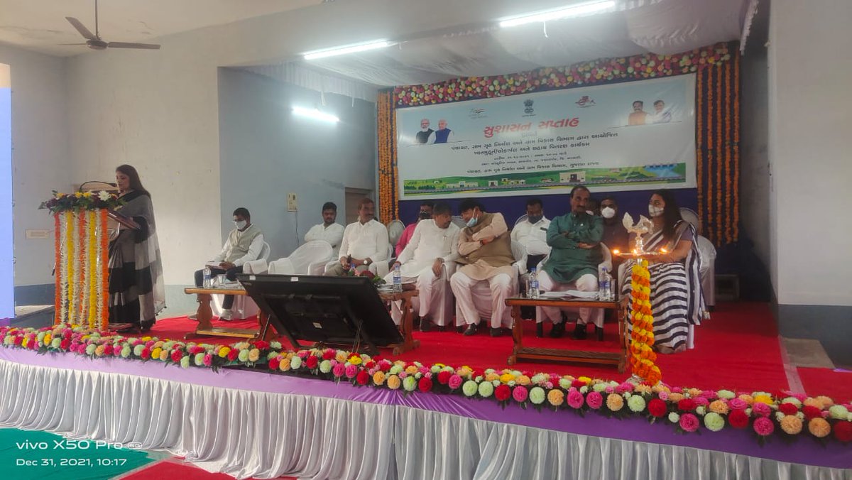 સુશાસન સપ્તાહની ઉજવણી અંતર્ગત સમરસ થયેલ કુલ-૩૫ ગ્રા.પં.ને અનુદાન,PMAYના ૧૬૮ આવાસોના ખાતમુહુર્ત તથા ૧૦૩ આવાસોના લોકાર્પણ,15th FCના કુલ-૫૪૬ કામોનું લોકાર્પણ/ખાતમુહુર્ત, ૬ ગ્રામ્યસખી સંગને સીઆઇ ફંડ વિતરણ કાર્યક્રમ યોજાયો. <a href="/CMOGuj/">CMO Gujarat</a> <a href="/pkumarias/">Pankaj Kumar</a> <a href="/vmittra/">VIPUL MITTRA</a> <a href="/nirala_kk/">KKNirala</a> <a href="/CollectorNav/">Collector & DM Navsari</a>