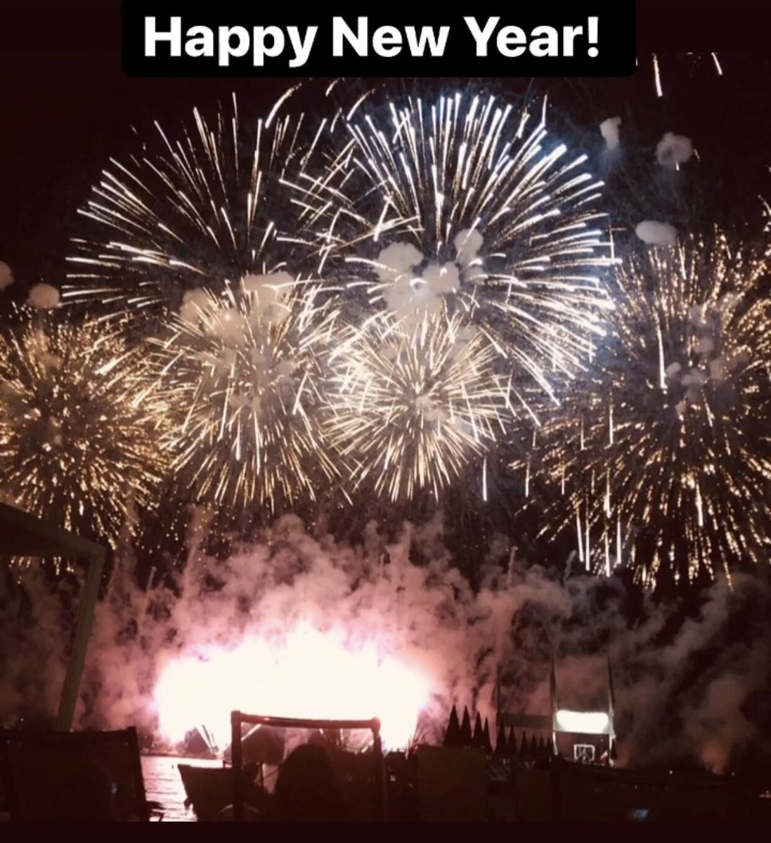 Select_Living's tweet image. Happy New Year! 🍾🥂🎉🎊 Bonne Année! Buon Anno! Gëzuar Vitin e Ri! 🎄🎅🏻🍾🎉🎊#happynewyear #bonneannée #buonanno #gezuarvitineri #happiness #health #prosperity #serenity #bonheur #sérinité #santé #prospérité #cannes2022 #frenchrivieralife