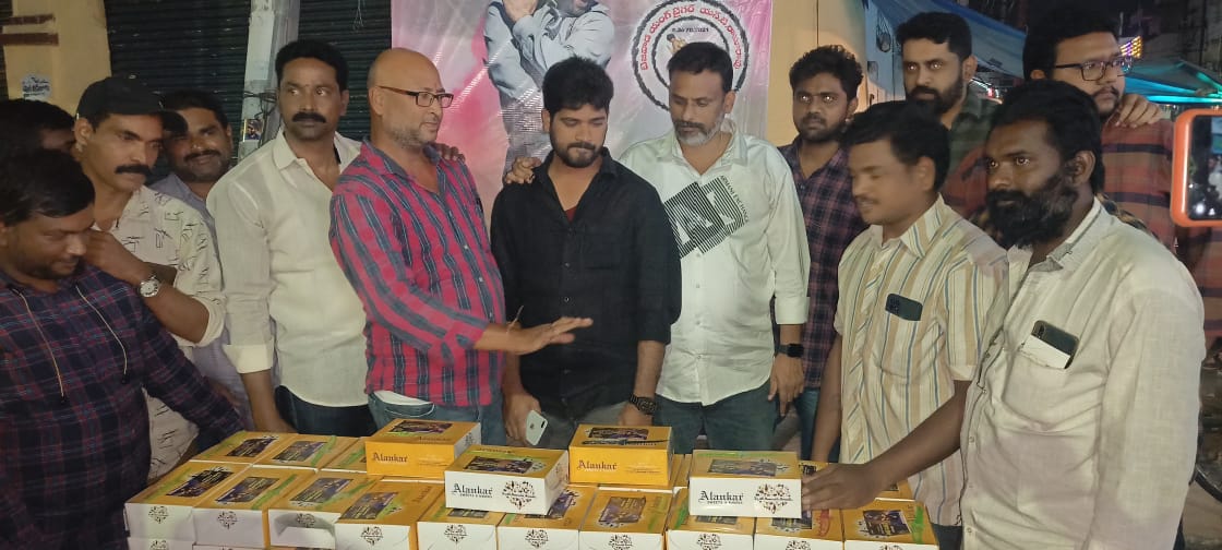 rsloya3969's tweet photo. న్యూ ఇయర్ సంద్భంగా అభిమానులకు
కేక్స్ పంపిణీ 
Krishna Dist #NTR fans
#HappyNewYear https://t.co/xtxW9MbqIv
