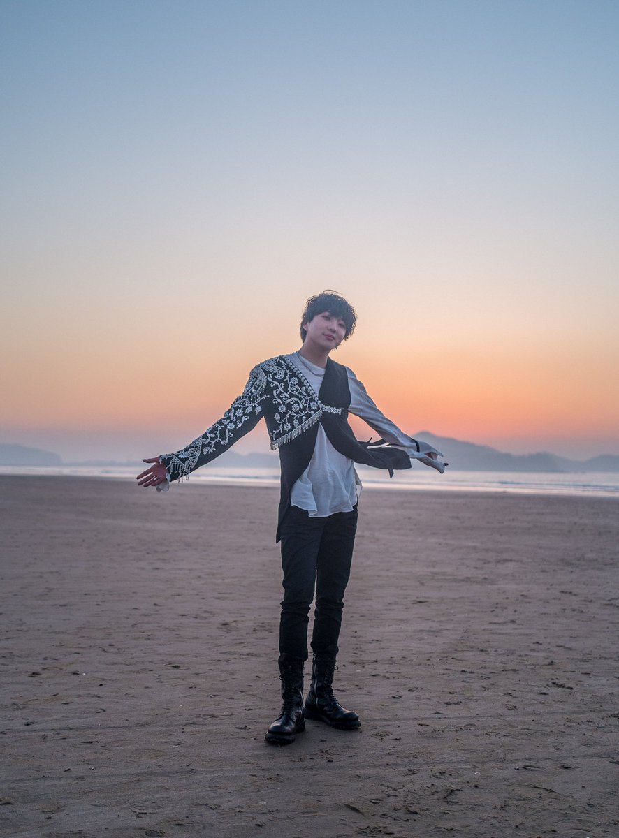 official_yoon_'s tweet photo. 2022년도 잘 부탁드려요💙 Happy new year💙 https://t.co/E0ozFQWKO7